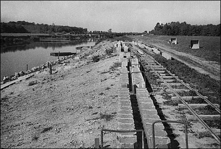 Regulace Moravy od silniního k elezninímu mostu v roce 1930.